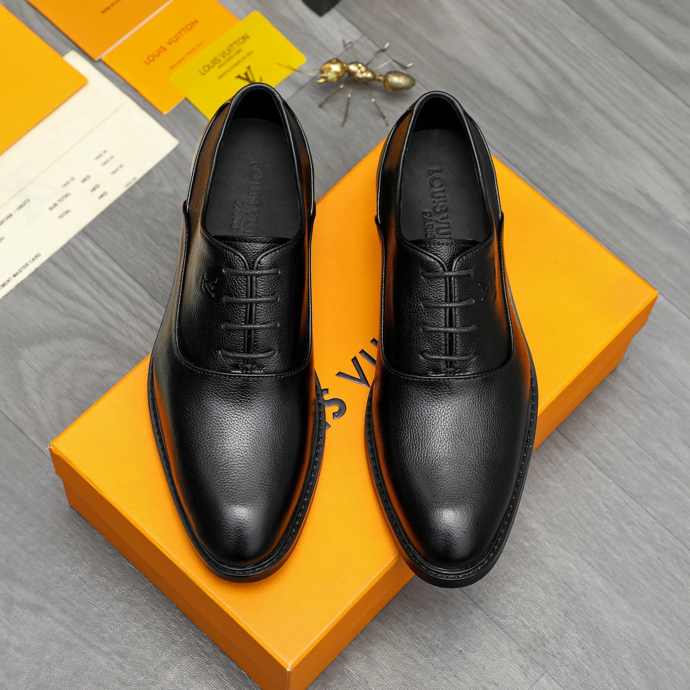 Men's shoes 💰p460 Product trademark: LV (Louis Vuitton) business lace-up formal leather shoes Regular size: 39-44 (38.45 custom-made, non-returnable) Product materials: Selected high-quality pebbled cowhide upper, cowhide lining, original rubber outsole